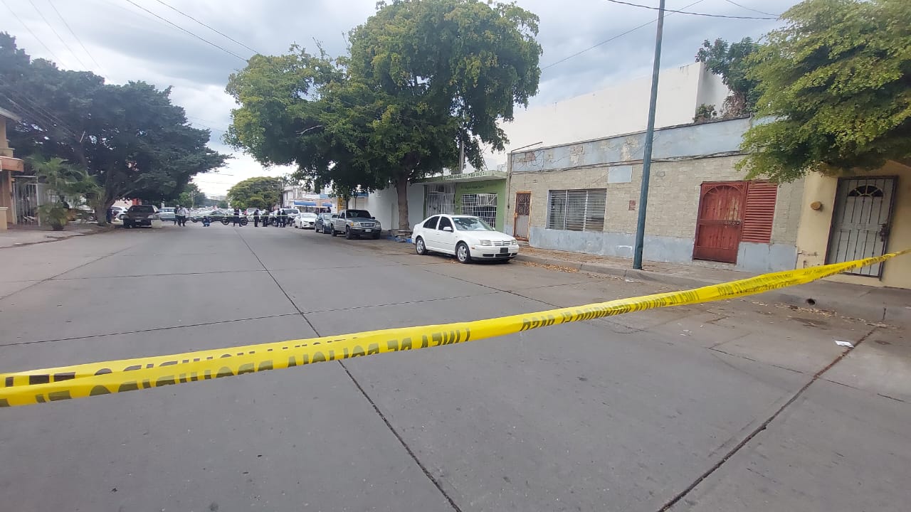 ¡Estaba en estado de descomposición! Localizan cadáver de adulto en el interior de auto en Culiacán