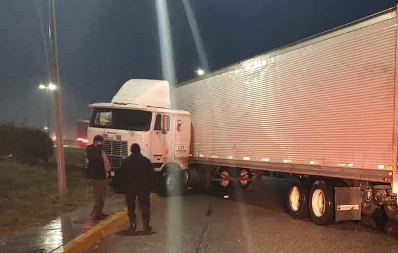Febrero inicia accidentado: Tráiler queda atravesado sobre el lateral de la México 15 al chocar en Guasave