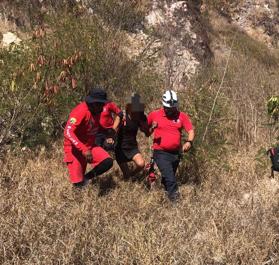 Rescatan a una mujer en la zona rocosa del Cerro del Crestón, en Mazatlán