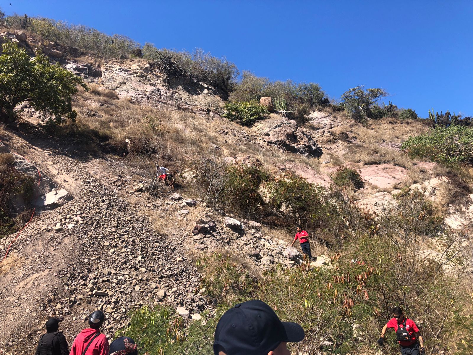 Rescatan a una mujer en la zona rocosa del Cerro del Crestón, en Mazatlán
