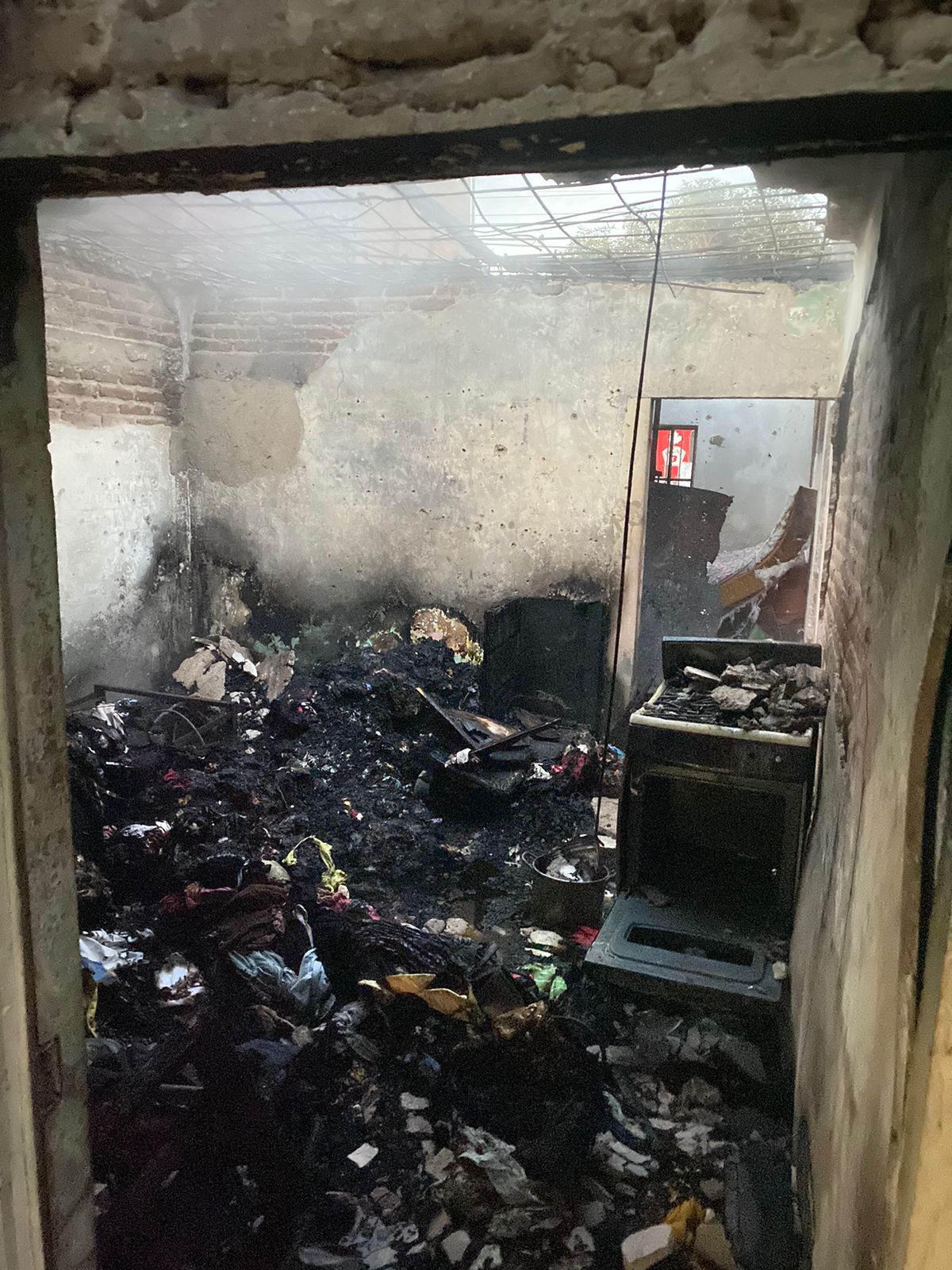 Incendio consume la ropa que venden en el tianguis dominical en Mazatlán