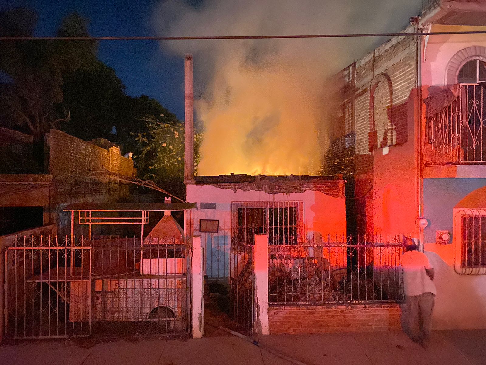 Incendio consume la ropa que venden en el tianguis dominical en Mazatlán