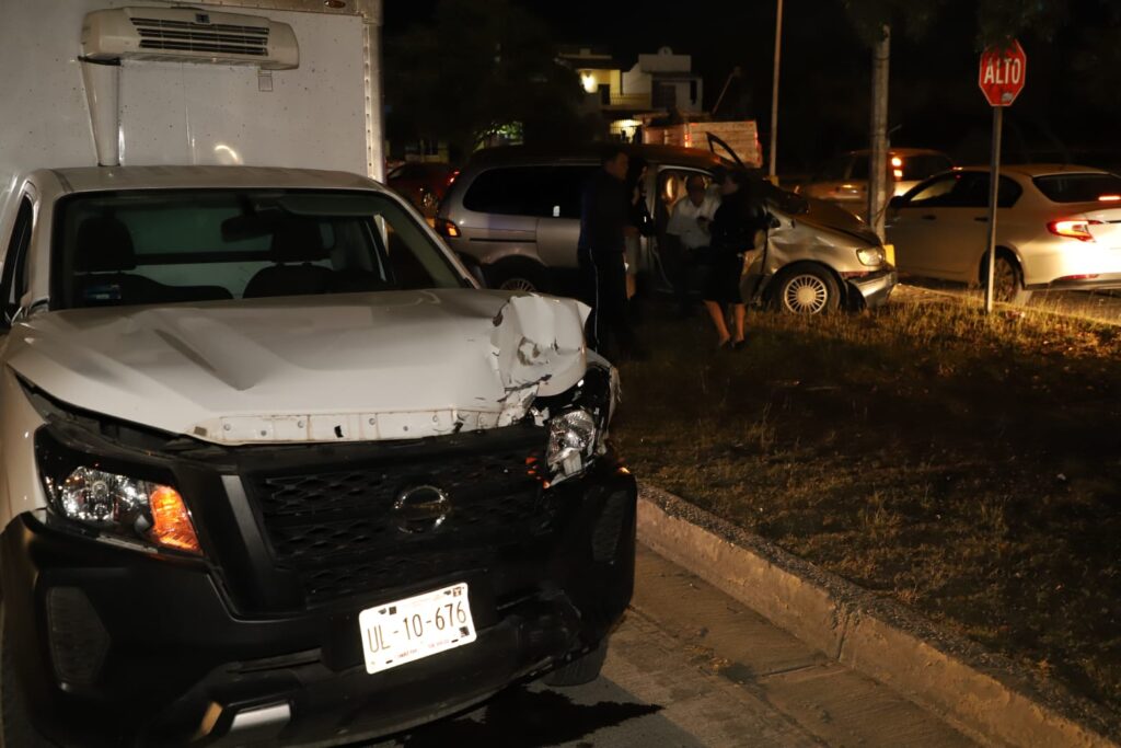 Camioneta Sienna termina arriba del camellón al chocar contra vehículo de reparto en Mazatlán