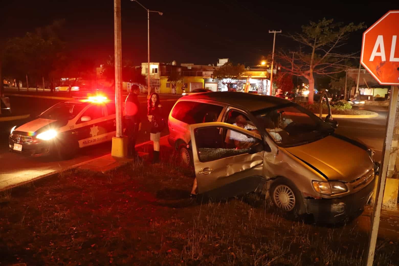 Camioneta Sienna termina arriba del camellón al chocar contra vehículo de reparto en Mazatlán