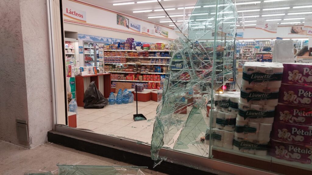 ¡Costoso error! Se equivoca de pedal y se mete con todo y carro a farmacia en Mazatlán