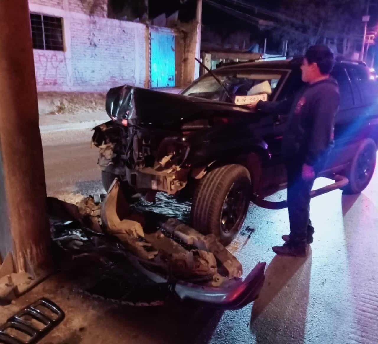 Tras destrozar su Grand Cherokee en muro de contención de Mazatlán, conductor huye