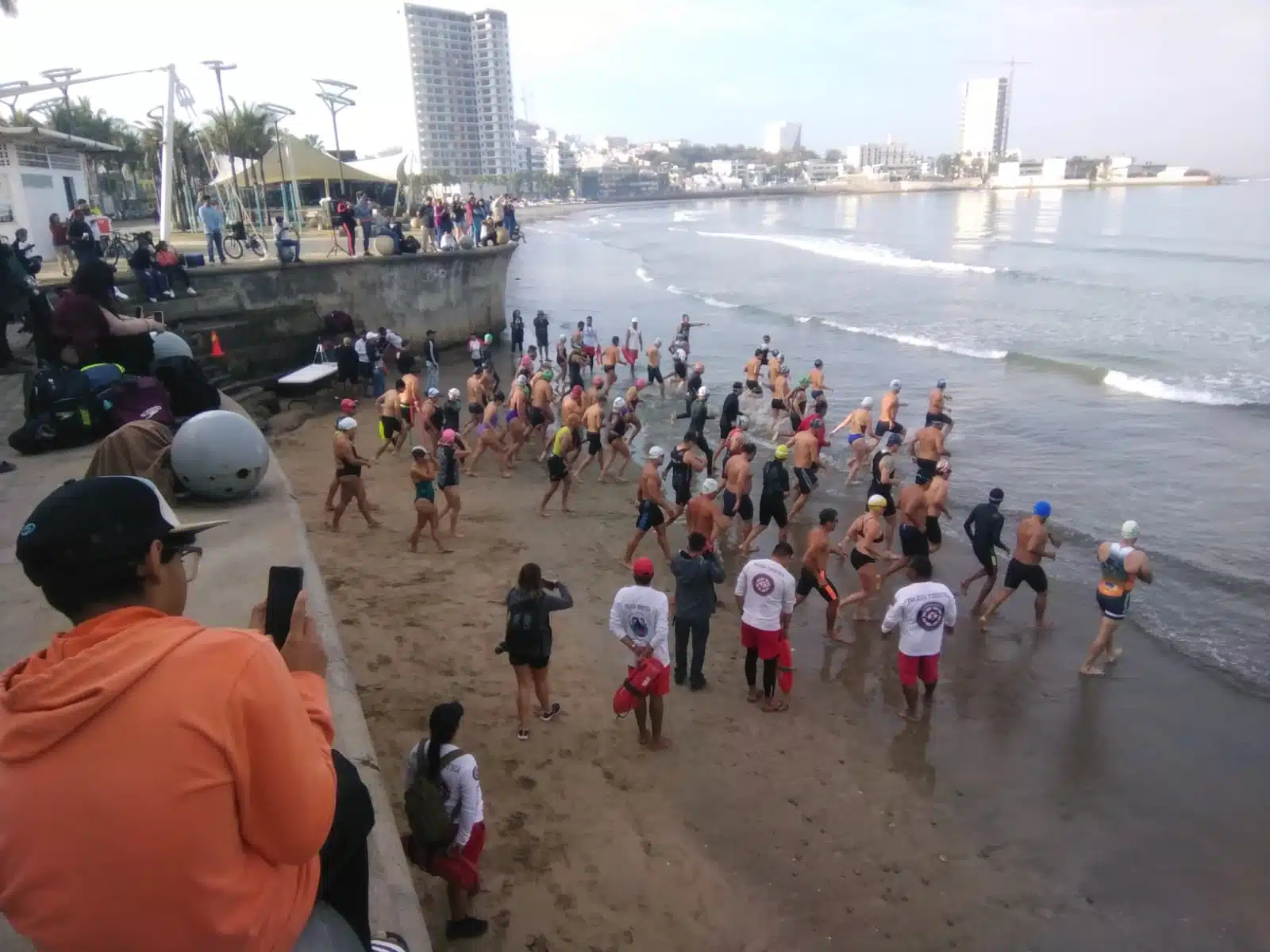 ¡Percances de playa! Vive la Policía Acuática de Mazatlán un domingo con intensa actividad