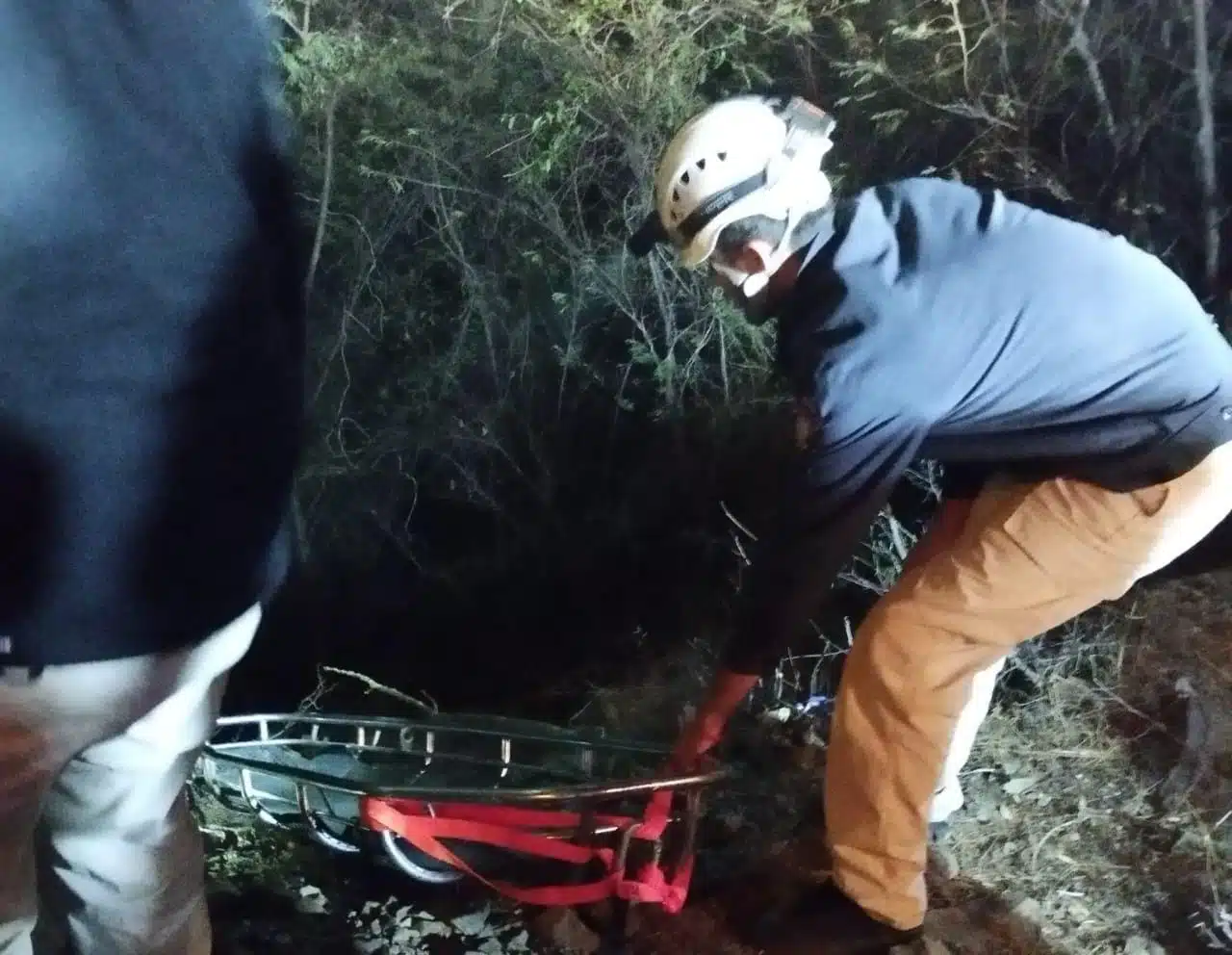 ¡Cayó a un barranco! Rescatan autoridades a hombre que sufrió un accidente en Badiraguato