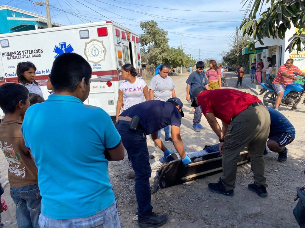 ¡Imparables! Choque de motos deja una persona lesionada en Villa Unión, Mazatlán