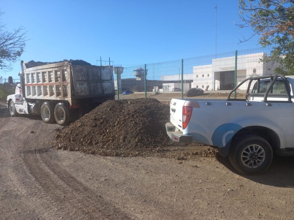 ¡Se ponen las pilas! Jumapam y Obras Públicas rehabilitan acceso al Centro Penitenciario