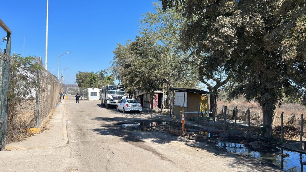 ¡Se ponen las pilas! Jumapam y Obras Públicas rehabilitan acceso al Centro Penitenciario