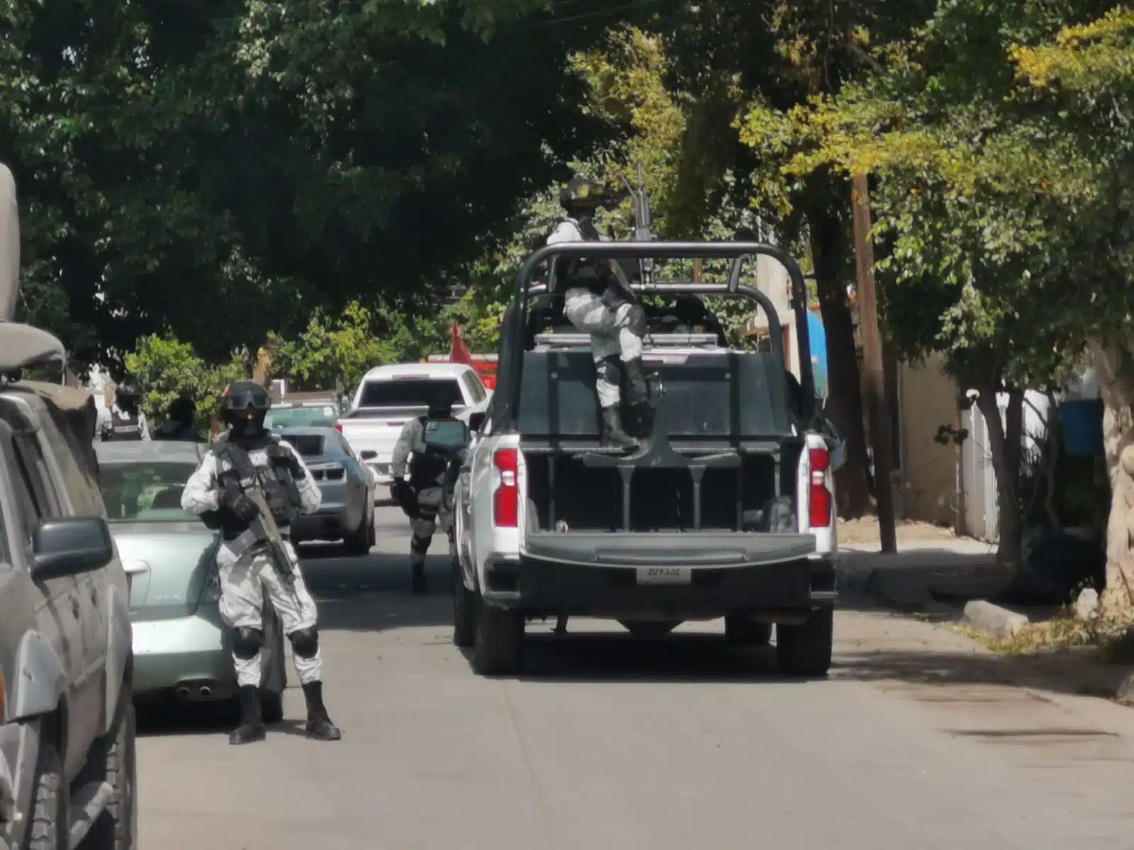 ¡Operativo! Fuerzas federales aseguran una camioneta de lujo en el Tabachines II de Los Mochis