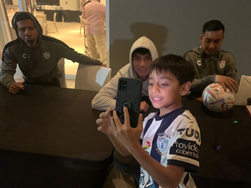 ¡Visita privilegiada! Jugadores del Club Pachuca regalan autógrafos a niños mazatlecos