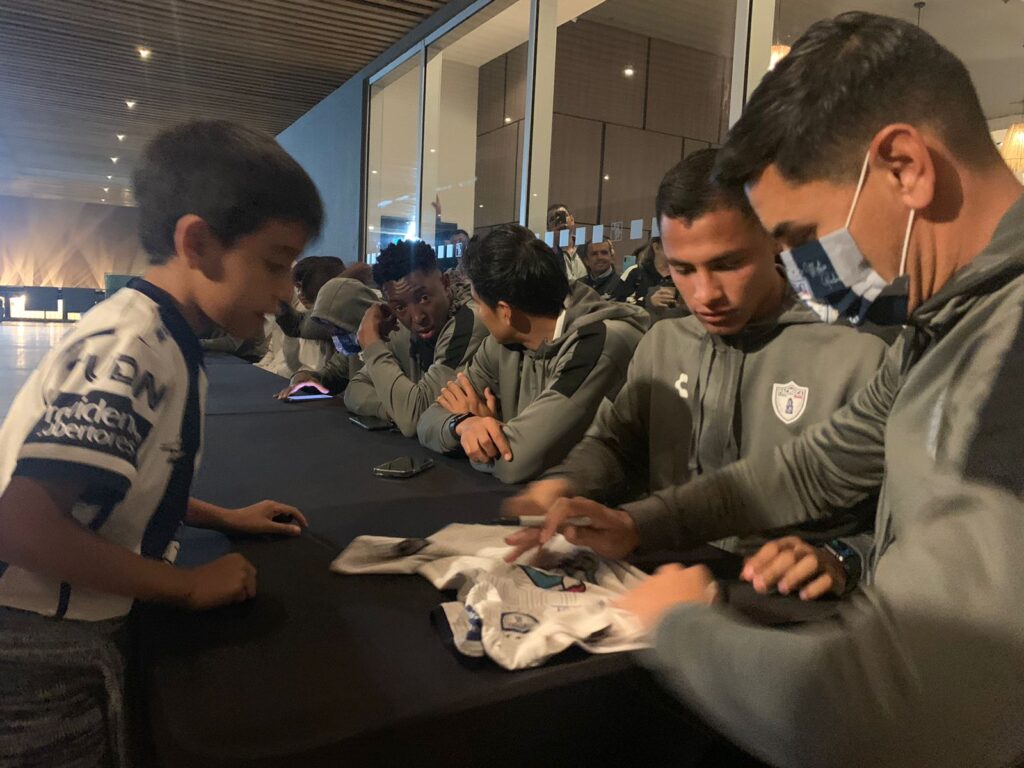 ¡Visita privilegiada! Jugadores del Club Pachuca regalan autógrafos a niños mazatlecos