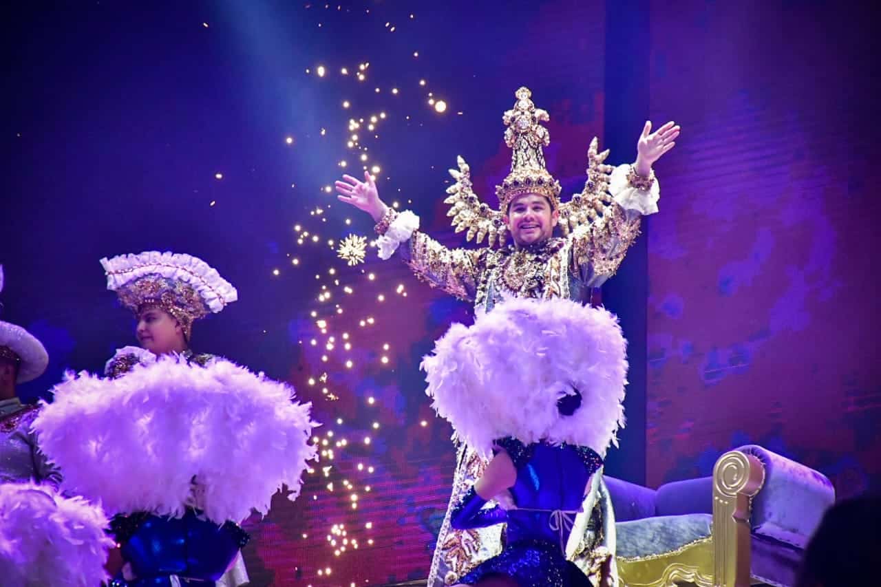 Corona Alejandra I a Víctor II como Rey del Carnaval de Mazatlán 2023