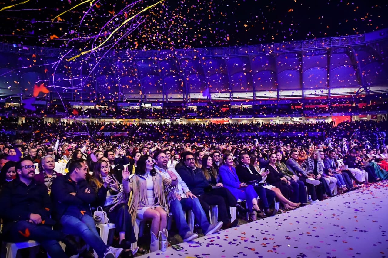 Corona Alejandra I a Víctor II como Rey del Carnaval de Mazatlán 2023