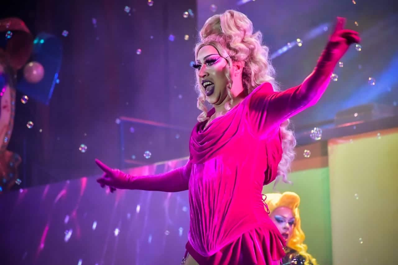Corona Alejandra I a Víctor II como Rey del Carnaval de Mazatlán 2023