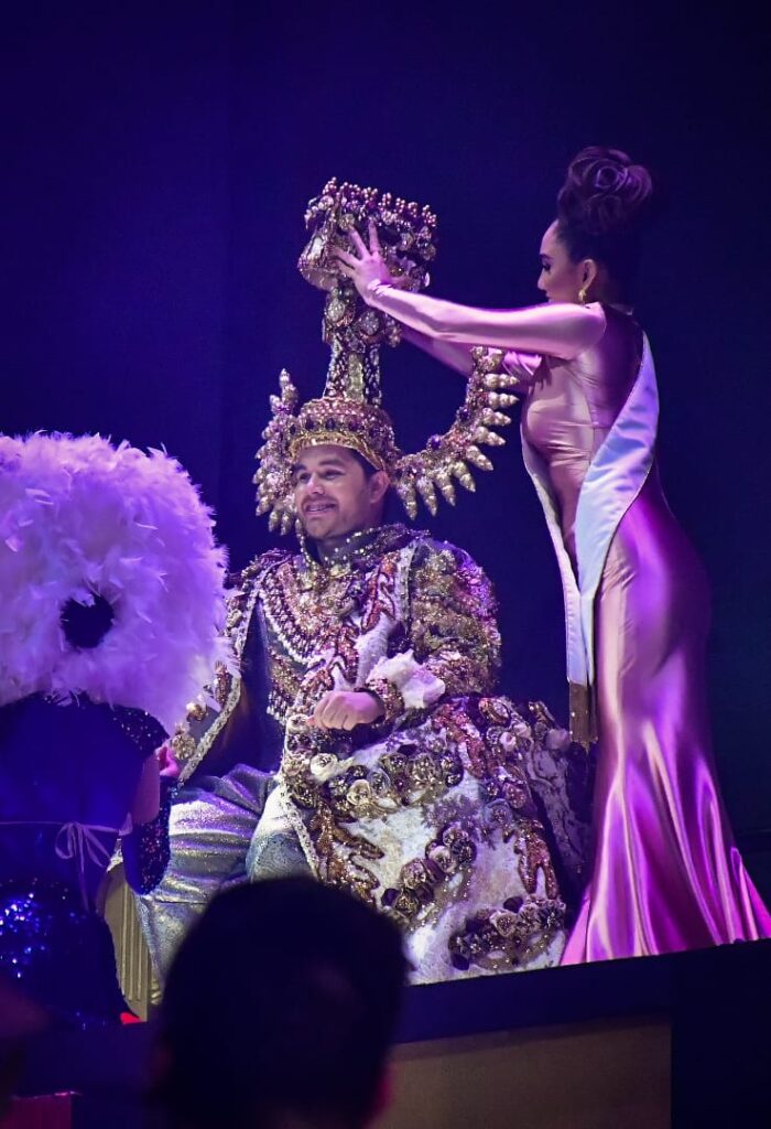 Corona Alejandra I a Víctor II como Rey del Carnaval de Mazatlán 2023