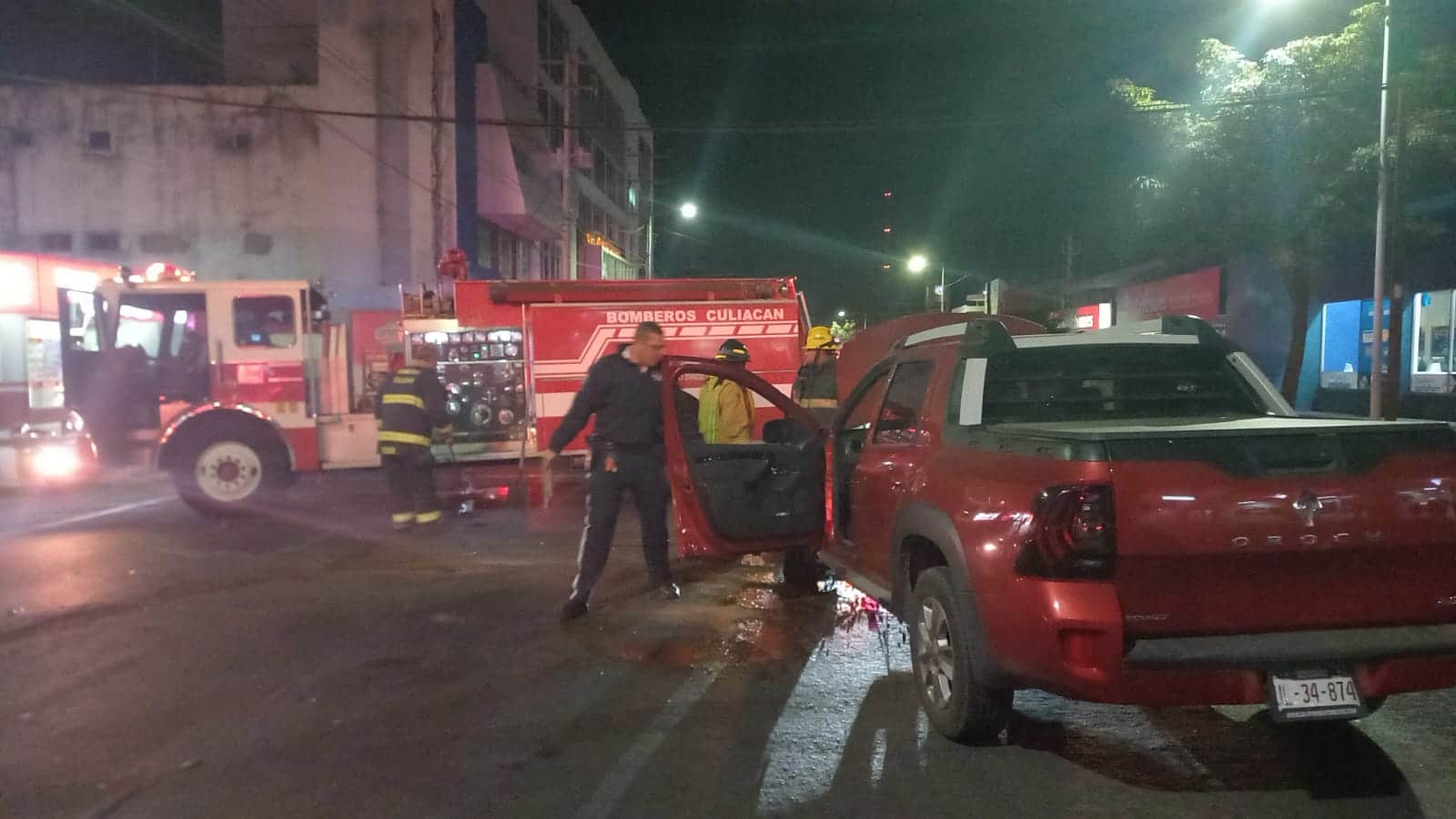 ¡Por saltarse el semáforo! Camionetas se impactan en pleno centro de Culiacán 