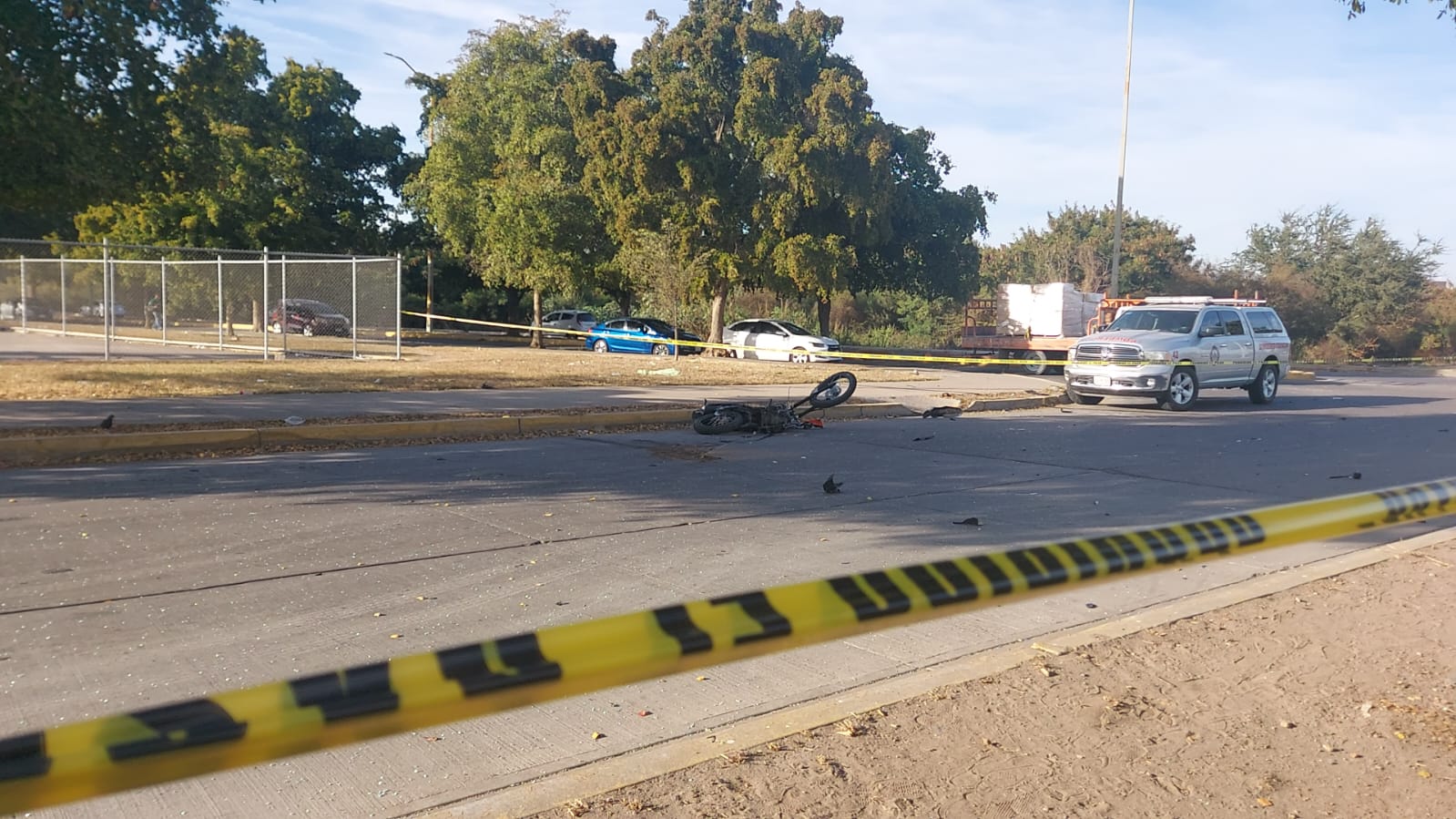 ¡En carambola! Choca auto y embiste a motociclista en Culiacán; hay dos lesionados 