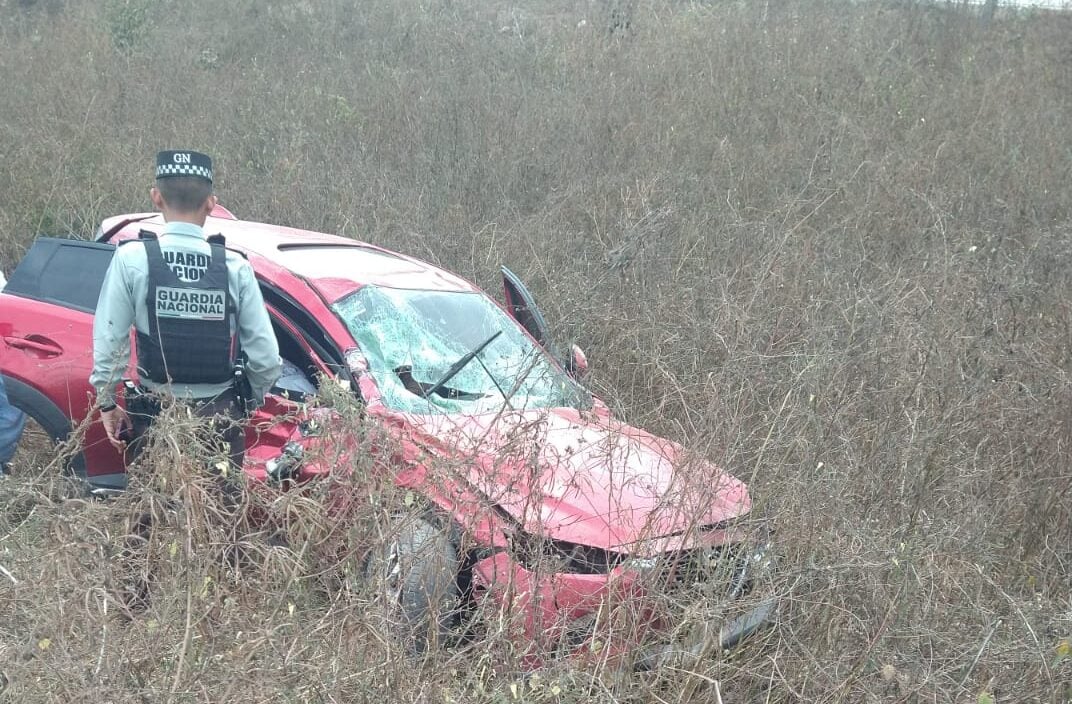 Lluvia perdió el control de su Mazda, salió de camino y resultó con lesiones en Elota