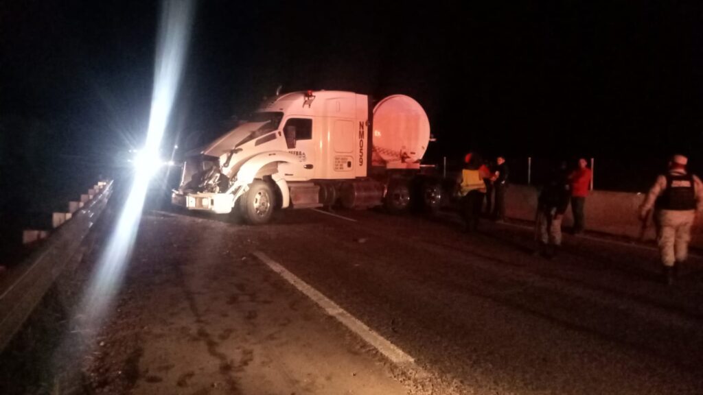 Choque de trailers afecta circulación por carril de la autopista Mazatlán-Culiacán