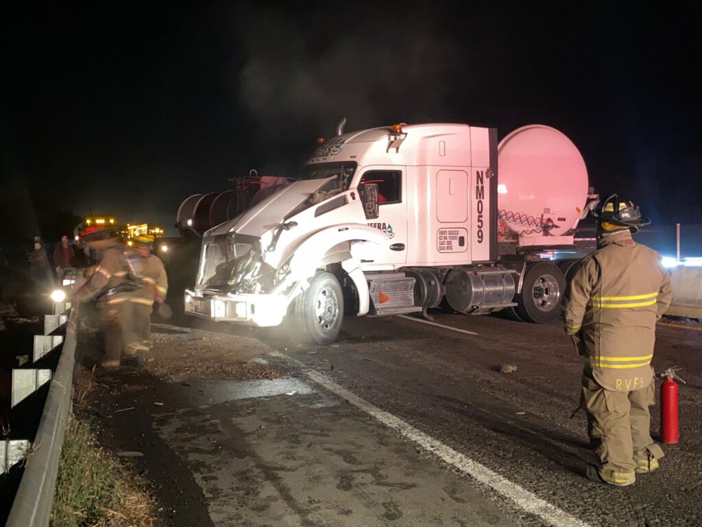 Choque de trailers afecta circulación por carril de la autopista Mazatlán-Culiacán