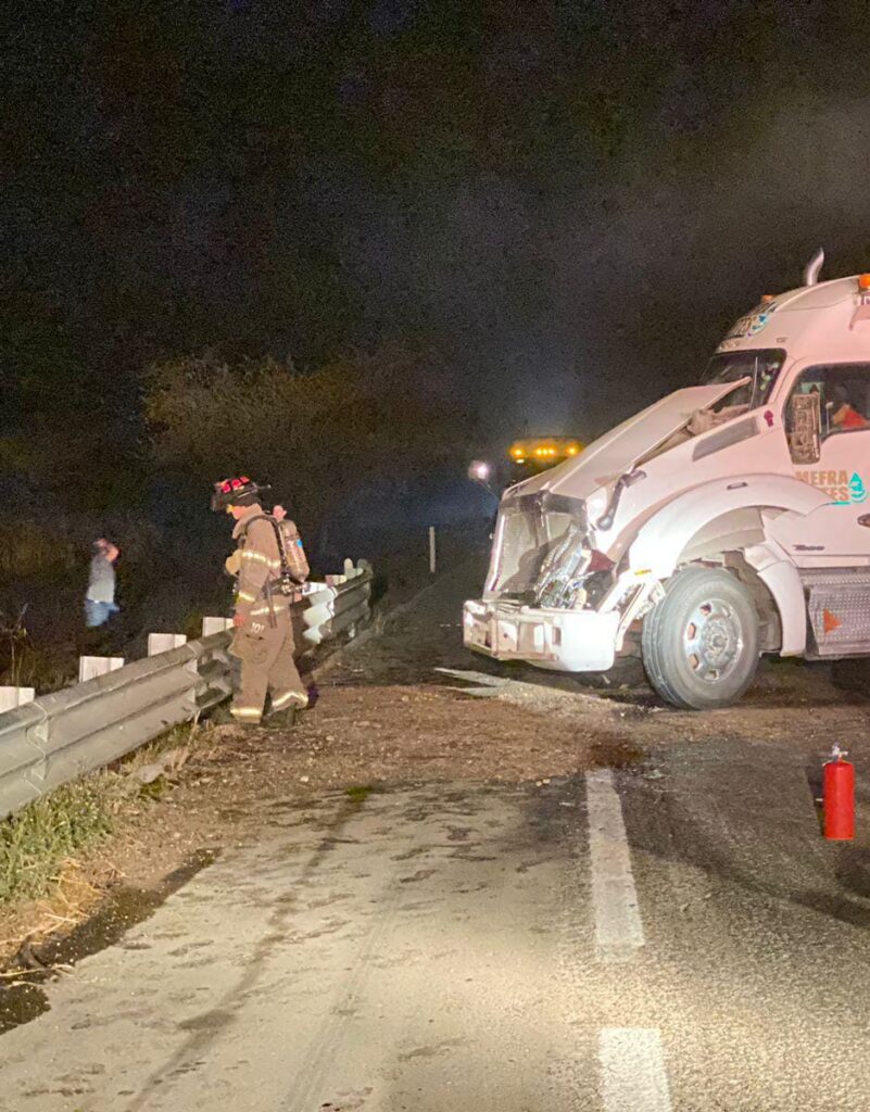 Choque de trailers afecta circulación por carril de la autopista Mazatlán-Culiacán