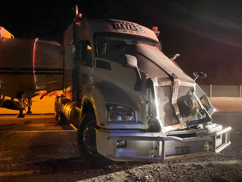 Choque de trailers afecta circulación por carril de la autopista Mazatlán-Culiacán