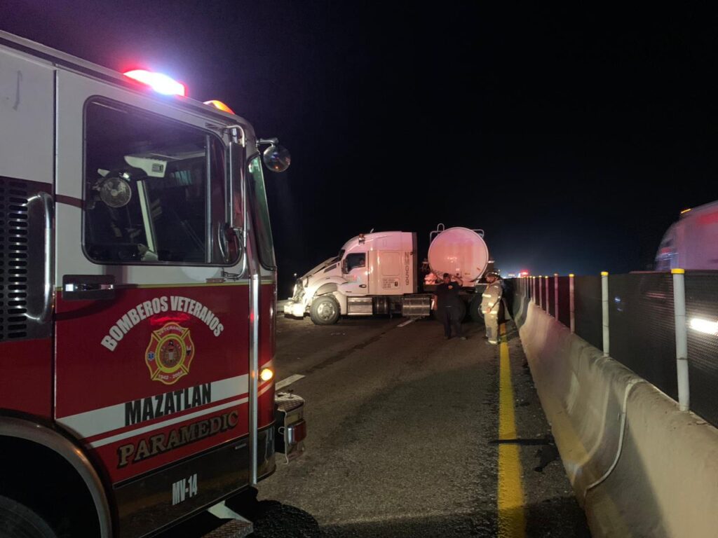 Choque de trailers afecta circulación por carril de la autopista Mazatlán-Culiacán