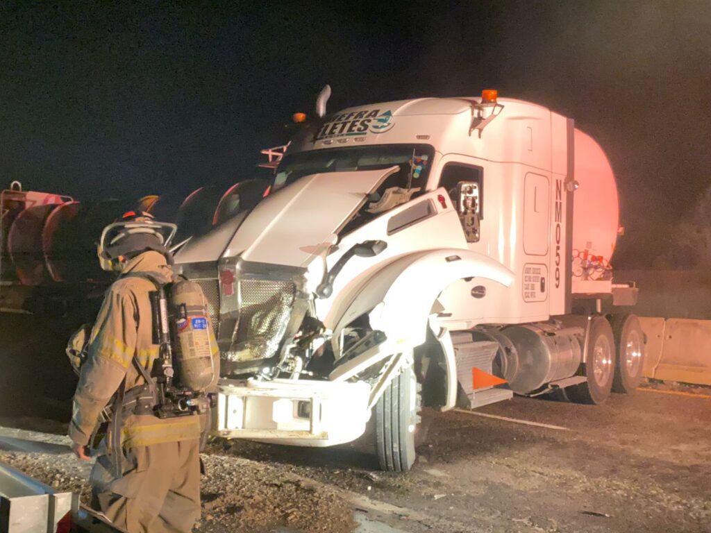 Choque de trailers afecta circulación por carril de la autopista Mazatlán-Culiacán