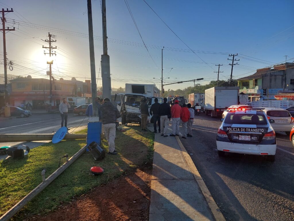 Semáforo en Mazatlán accidente