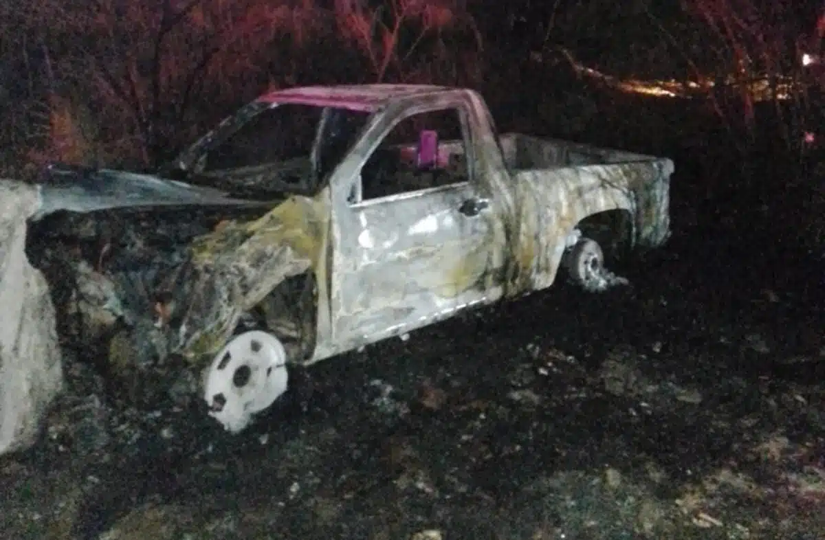 ¡Viven de milagro! Choque, volcadura e incendio de camionetas se registra en Guasave; dos lesionados