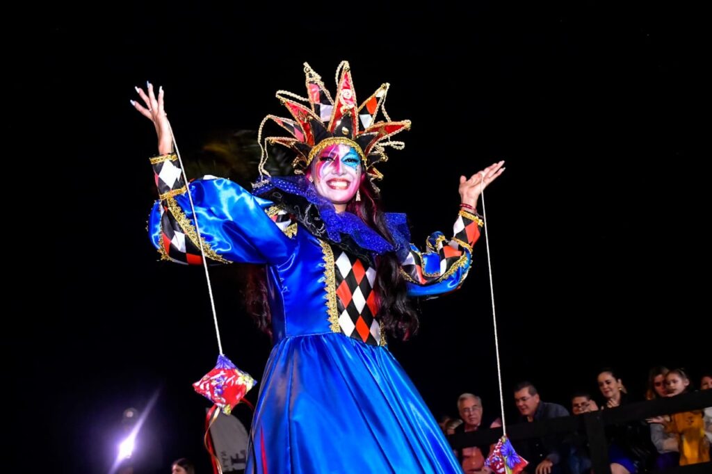 Regala Primer Desfile de Carros Alegóricos júbilo y magia a miles en el malecón