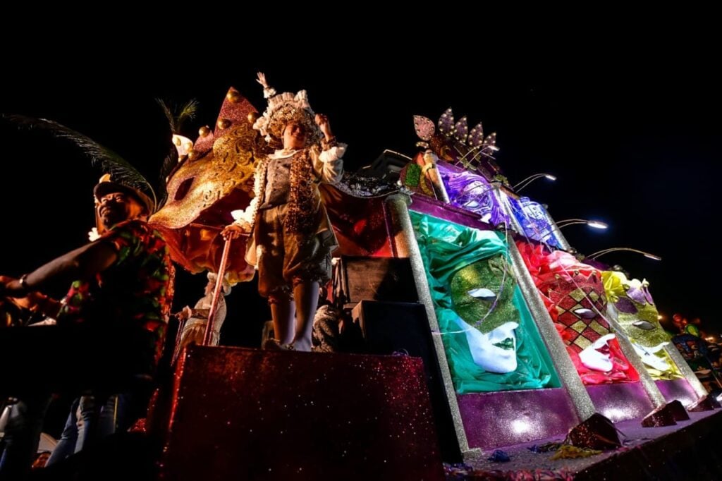 Regala Primer Desfile de Carros Alegóricos júbilo y magia a miles en el malecón / Foto Cortesía