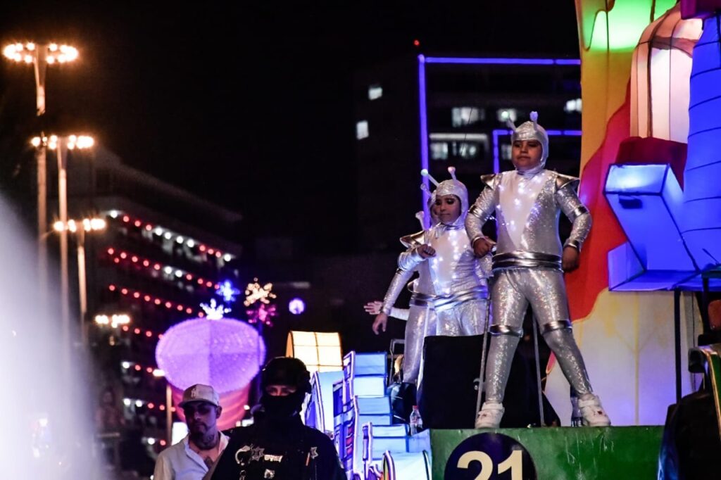 Regala Primer Desfile de Carros Alegóricos júbilo y magia a miles en el malecón / Foto Cortesía