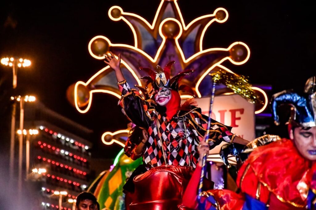 Regala Primer Desfile de Carros Alegóricos júbilo y magia a miles en el malecón / Foto Cortesía