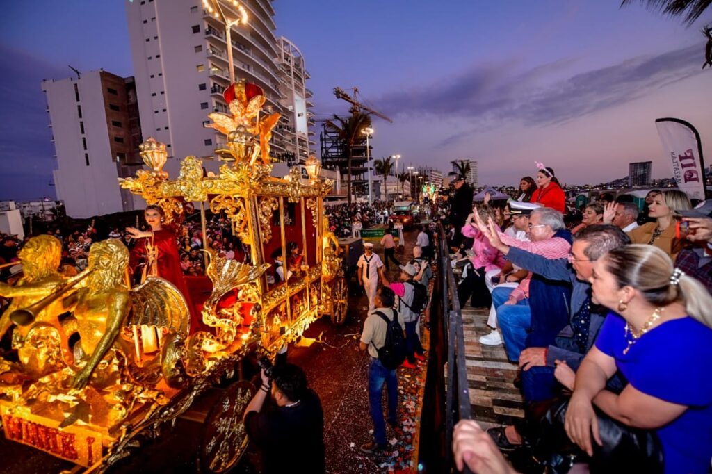 Regala Primer Desfile de Carros Alegóricos júbilo y magia a miles en el malecón / Foto Cortesía