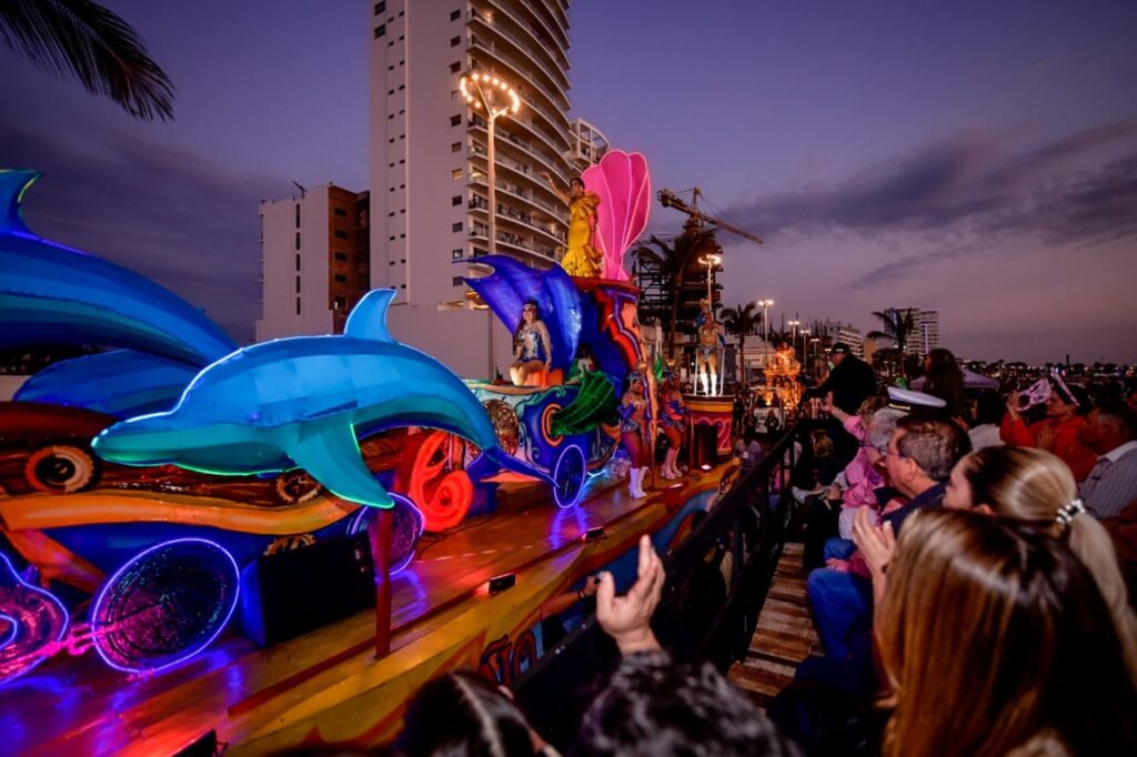 Regala Primer Desfile de Carros Alegóricos júbilo y magia a miles en el malecón / Foto Cortesía