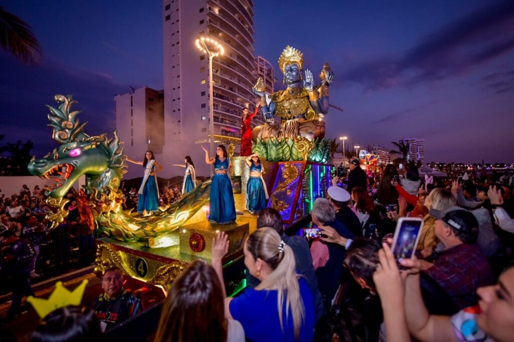 Regala Primer Desfile de Carros Alegóricos júbilo y magia a miles en el malecón / Foto Cortesía