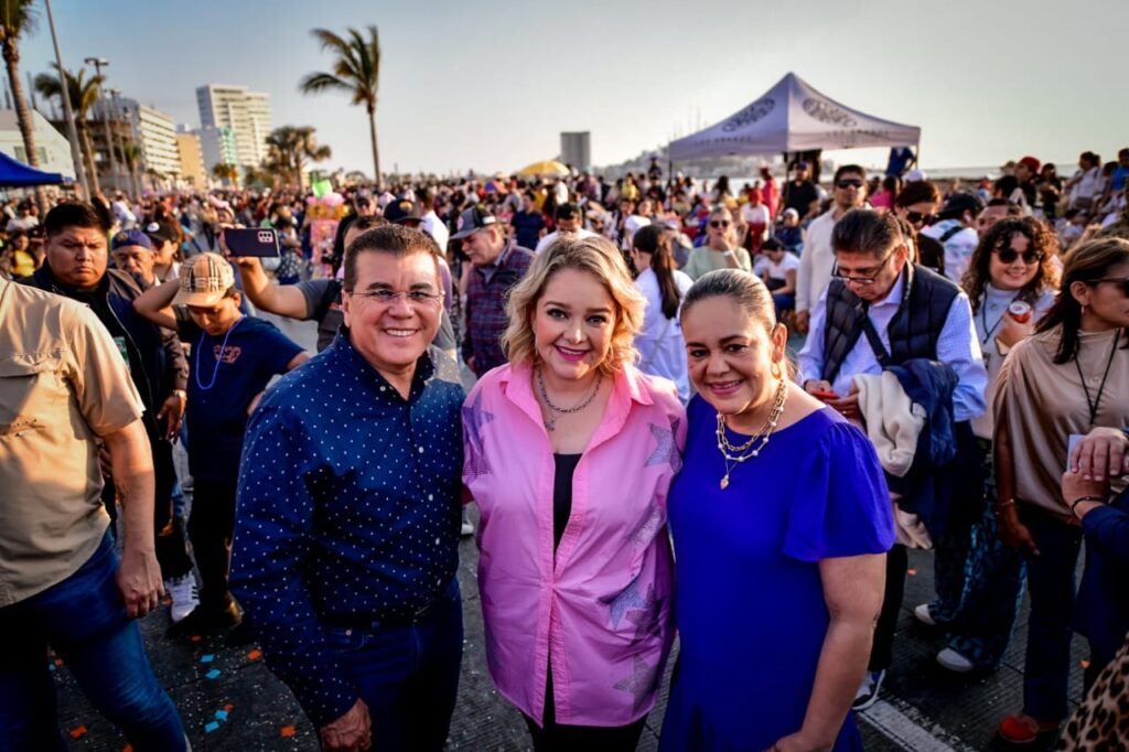 Regala Primer Desfile de Carros Alegóricos júbilo y magia a miles en el malecón / Foto Cortesía