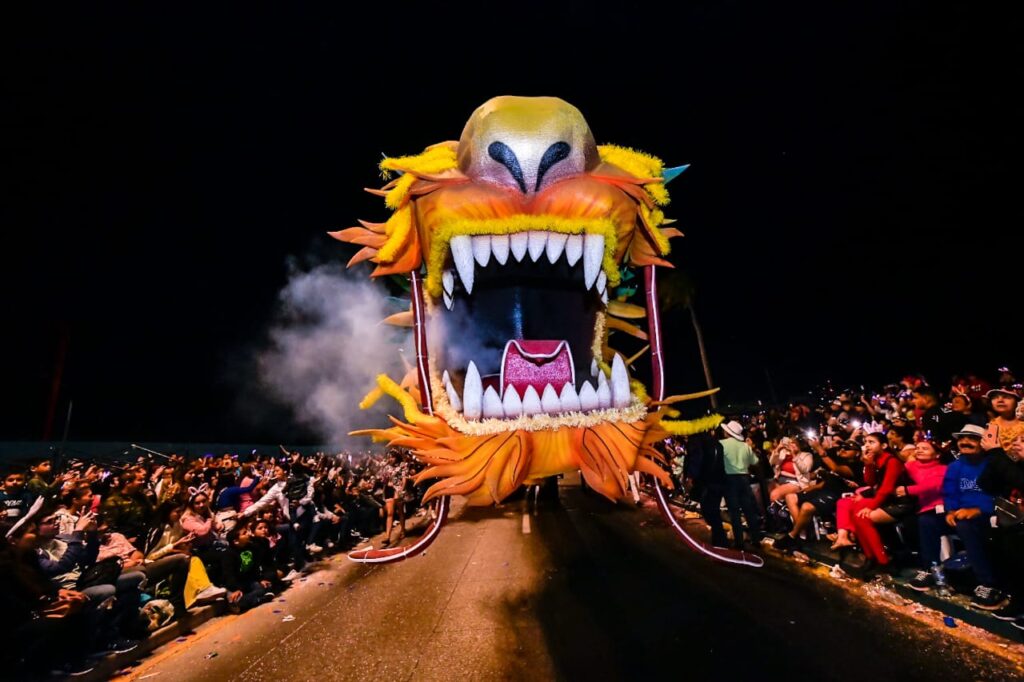 Regala Primer Desfile de Carros Alegóricos júbilo y magia a miles en el malecón / Foto Cortesía