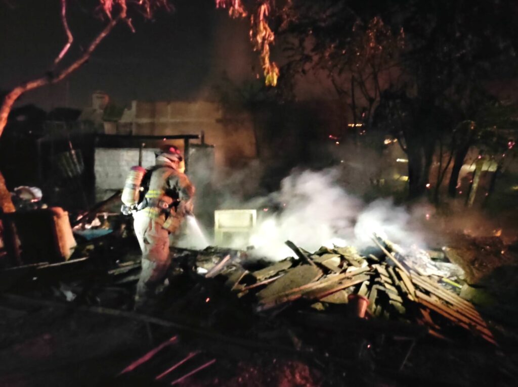 Incendio acaba con tres casitas de lámina y madera en invasión de Mazatlán
