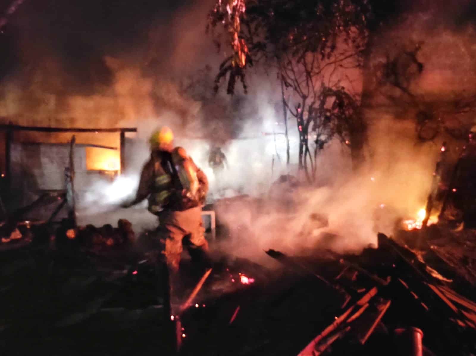 Incendio acaba con tres casitas de lámina y madera en invasión de Mazatlán