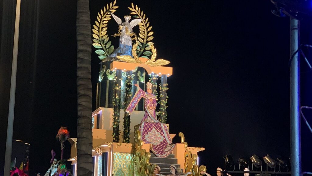 Regala Primer Desfile de Carros Alegóricos júbilo y magia a miles en el malecón / Fotos Manuel Mancilla