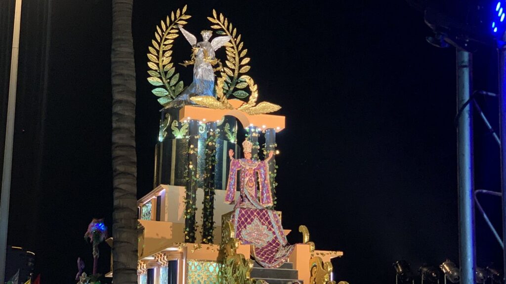 Regala Primer Desfile de Carros Alegóricos júbilo y magia a miles en el malecón / Fotos Manuel Mancilla