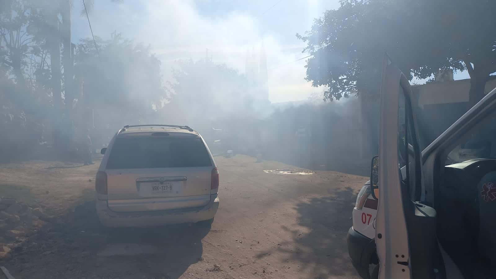 Menor de edad es rescatado de un domicilio en llamas en Higuera de Zaragoza