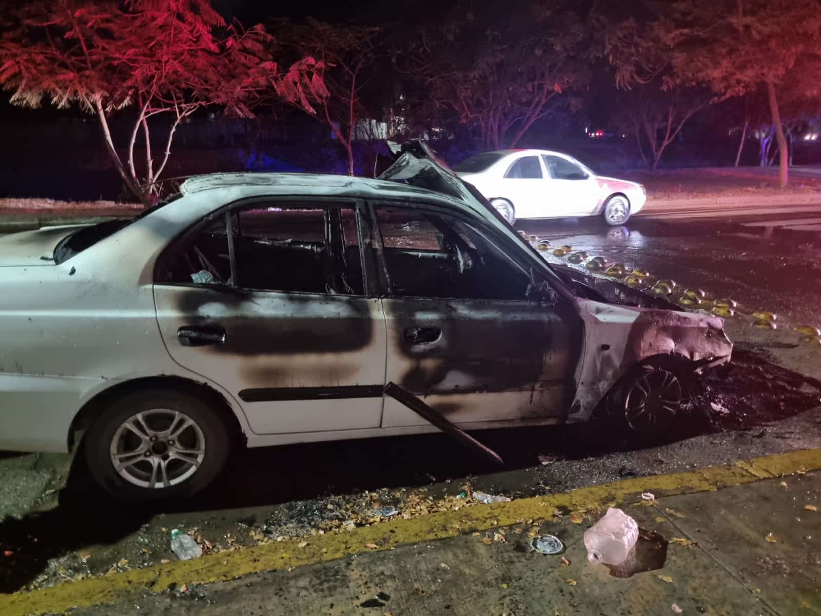 ¡Van tres! Queman otro vehículo en la Genaro Estrada, Culiacán