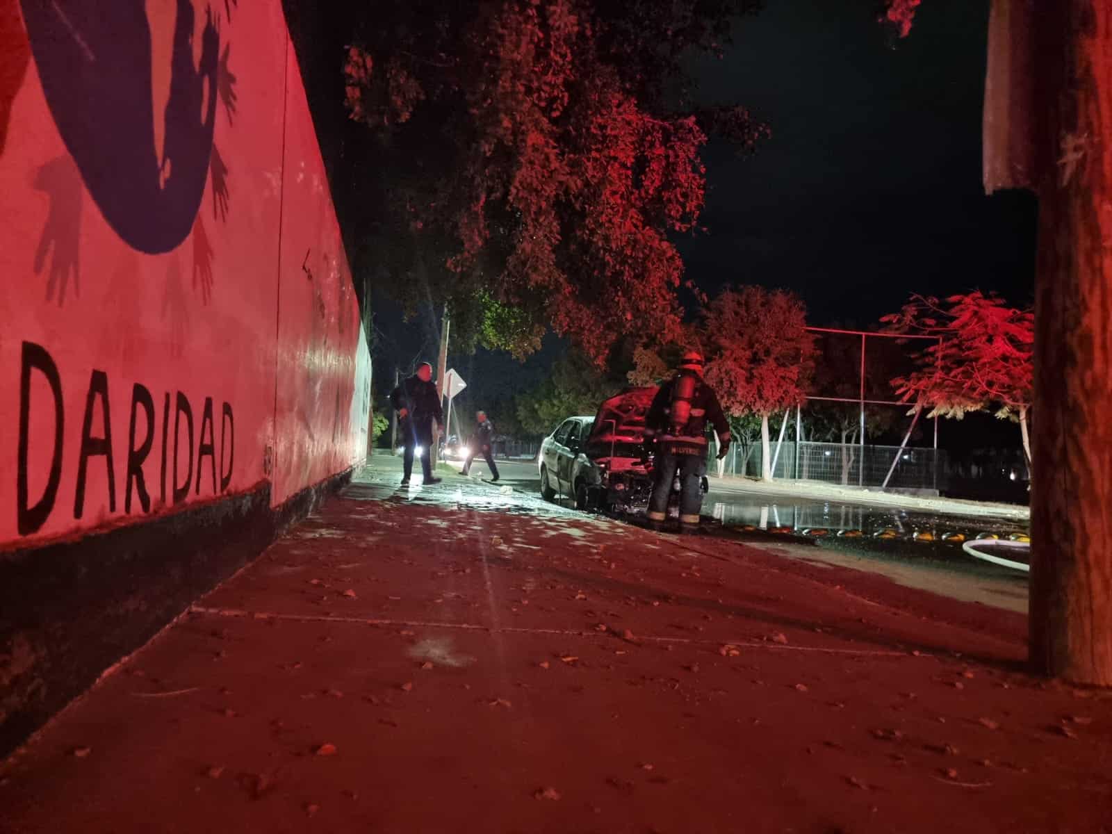 ¡Van tres! Queman otro vehículo en la Genaro Estrada, Culiacán