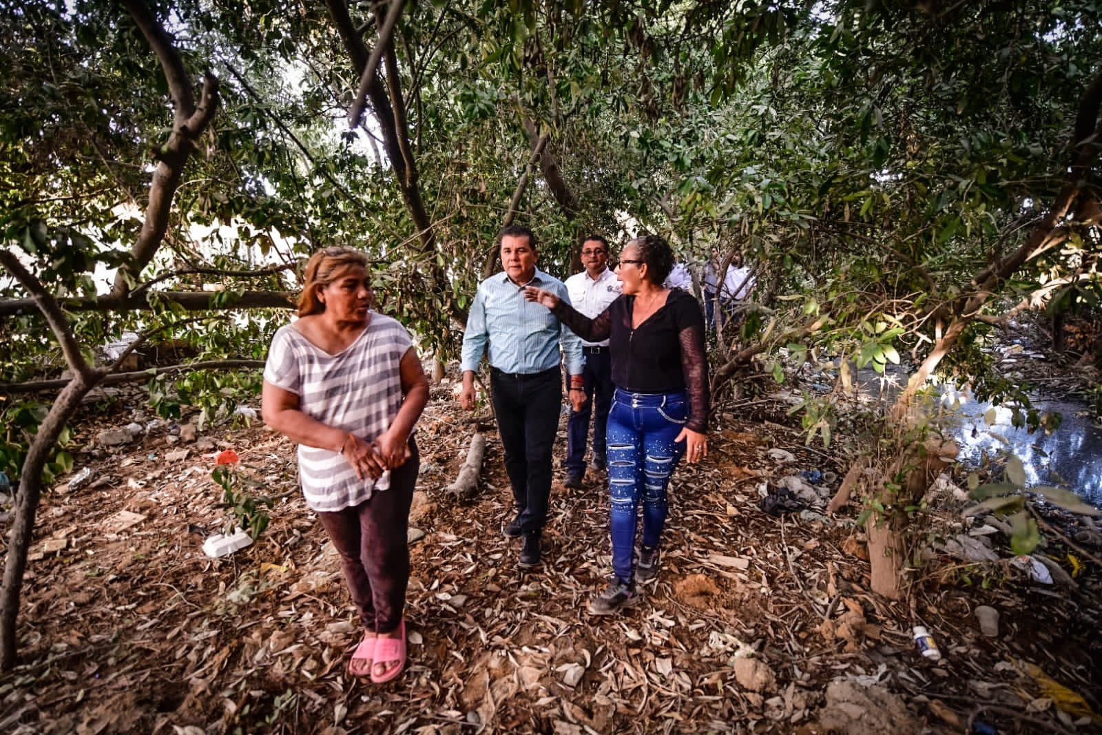 Alcalde de Mazatlán recorre la colonia Francisco I. Madero y le “llueven” peticiones de los colonos